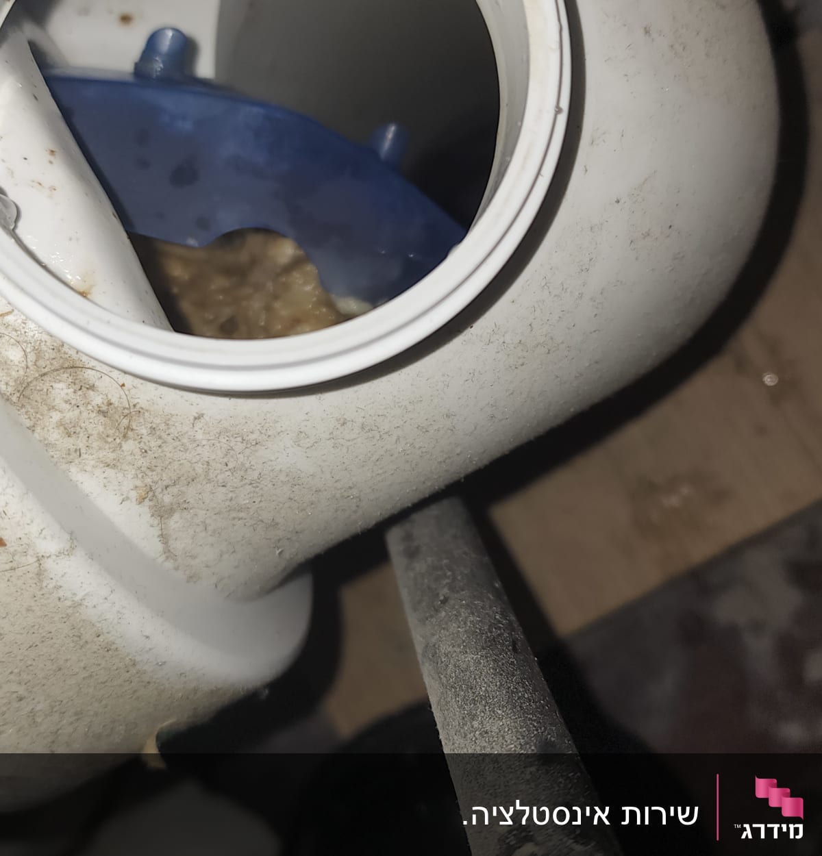 צינור פלסטיק עם לכלוך וחלק פנימי כחול